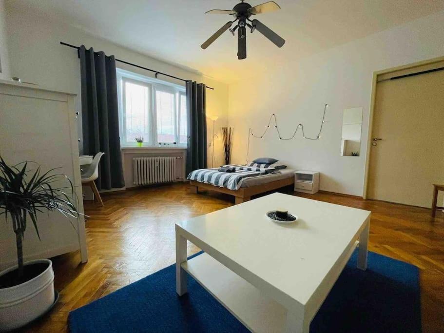 Lovely 2Bdr In Center, Wifi & Self-Check In Bratislava Exteriör bild